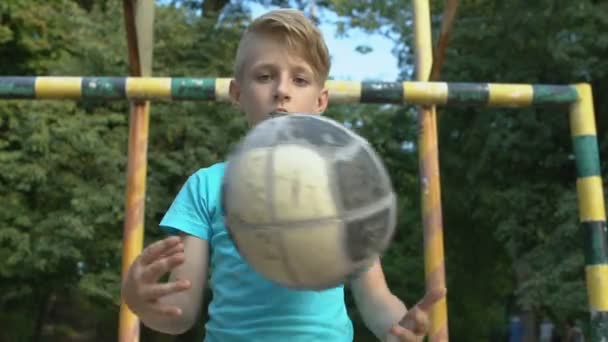 Komoly fiú labdára néző kamerával, nyári egészséges tevékenység, motiváció — Stock videók
