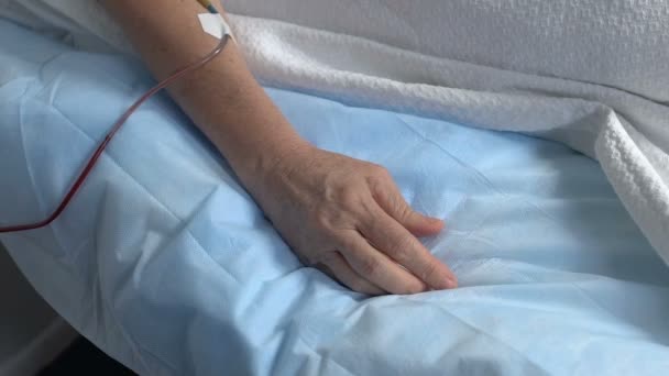 Hand kranker Seniorin quetscht Bettlaken im Krankenhaus und leidet unter Schmerzen — Stockvideo