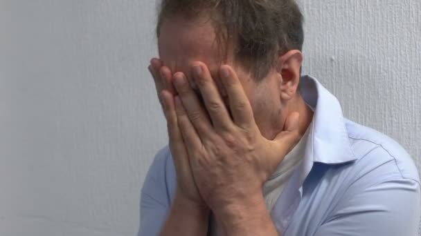 Bezradny mężczyzna płaczący w rozpaczy po złych wiadomościach, cierpiący na depresję, emocje — Wideo stockowe