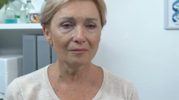 Сострадательная пожилая леди плачет медленно, страдает эмоциональной болью, чувствует боль — стоковое видео