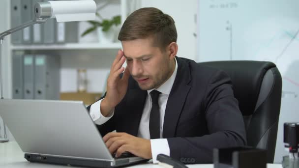 Chef d'entreprise travaillant sur ordinateur portable pc, se sentant soudain mal de tête forte, la santé — Video