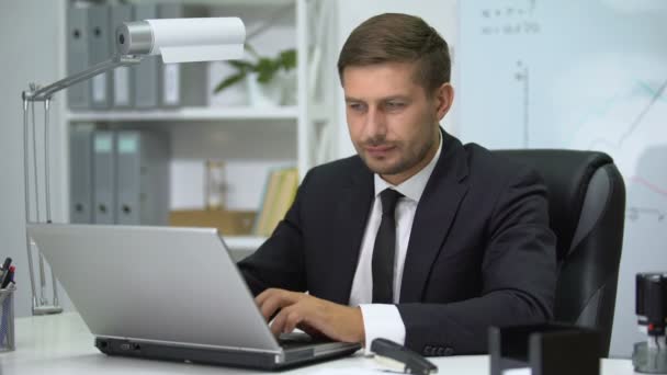 Szef biura pracujący na laptopie, cierpiący na silny ból szyi, zapalenie — Wideo stockowe