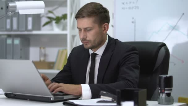 Mężczyzna pracownik uczucie ból nadgarstka po wpisaniu na laptopie, zapalenie stawów — Wideo stockowe