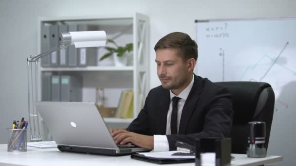 Αρσενικό αφεντικό τελειώνει την εργασία για το laptop, όρθιος και αίσθημα ισχυρού πόνου στην πλάτη — Αρχείο Βίντεο