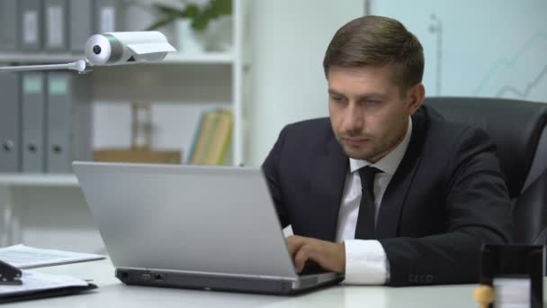 Сонний бізнесмен, який вводить ноутбук і позіхання, проблема перевтоми — стокове відео
