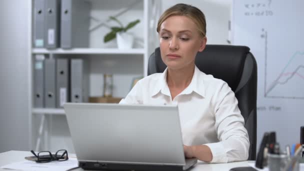 Sukces bizneswoman pracującej na laptopie w biurze, odpowiedzialność za pracę — Wideo stockowe