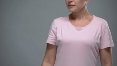 Dirsek, eklem iltihabı ve kramplardan muzdarip bir kadın.