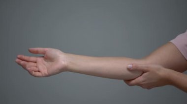 Yaralanmadan sonra el kasları gelişen kadın, rehabilitasyon süreci, masaj
