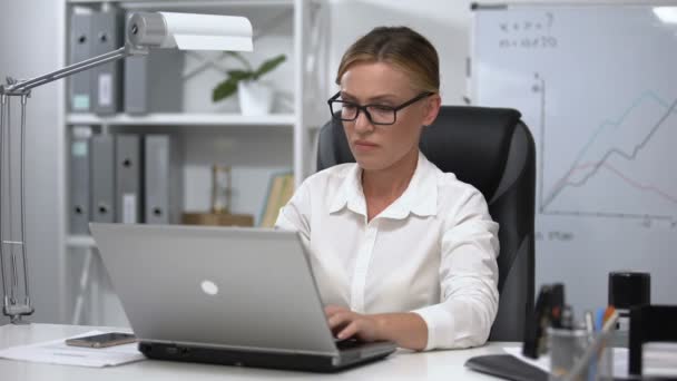 Mujer de negocios nerviosa enloqueciendo trabajando en el ordenador portátil, trabajo estresante, plazo — Vídeos de Stock