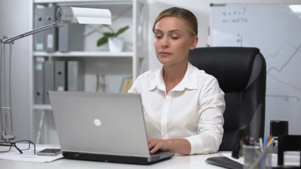 Business lady feeling pain in lower back trying to stand up after working day — Stock Video