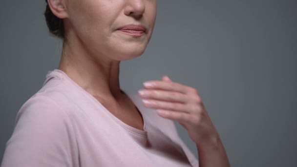 Женщина, страдающая от боли в горле, проблемы с ласточкой, фарингит тонзиллит — стоковое видео