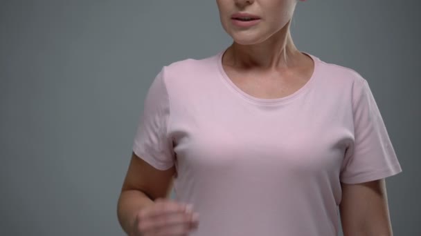 Mujer preocupada por el dolor de pecho, mastopatía, riesgo de cáncer de mama, mamología — Vídeo de stock