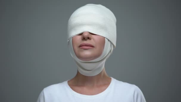 沈黙のジェスチャーを示すヘッドラップの女性,顔の持ち上げと視力矯正 — ストック動画