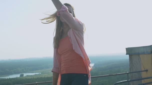 Jovem feliz se divertindo na festa no telhado, conversando e desfrutando de vista slow-mo — Vídeo de Stock