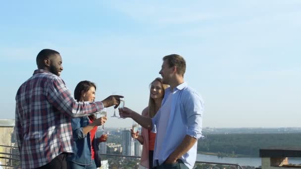 Jovens de sucesso bebendo coquetéis no telhado, celebrando a vitória juntos — Vídeo de Stock