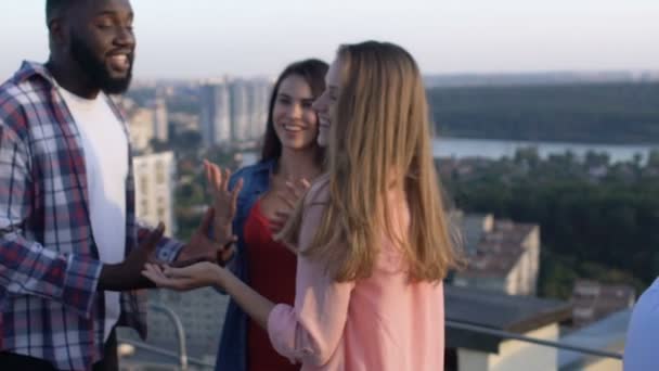 Jovens alegres conversando e abraçando slow-mo, festa no telhado no fim de semana — Vídeo de Stock