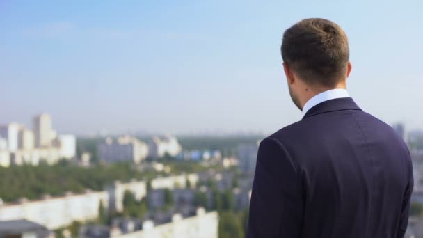 Feliz funcionário masculino em terno olhando para a cidade ao ar livre escritório, inspiração de trabalho — Vídeo de Stock
