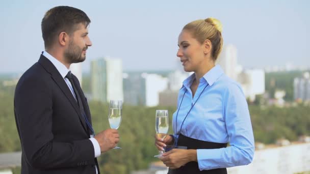 Mannelijke en vrouwelijke werknemers drinken wijn praten kantoor terras, business event — Stockvideo