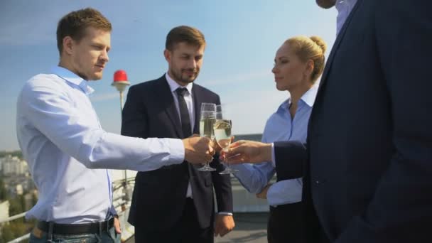 Radosni partnerzy biznesowi wznoszący toast za picie alkoholu, partnerstwo — Wideo stockowe