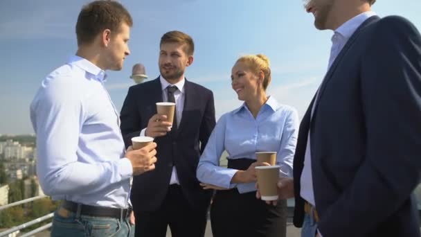 Happy kolegové s šálky kávy mluvit kancelář terasa těší pracovní přestávka — Stock video