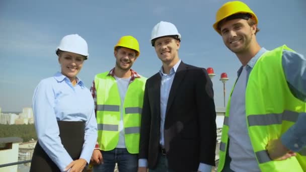 Equipo de construcción profesional mostrando los pulgares hacia arriba gesto sonriendo en la cámara — Vídeos de Stock