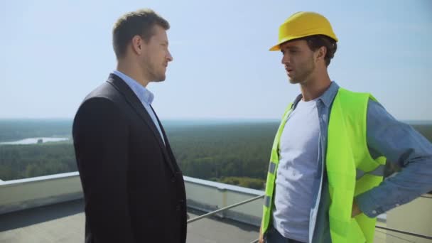 Genç işadamı ve inşaat müdürü el sıkışıyor, iş anlaşması, hizmet — Stok video