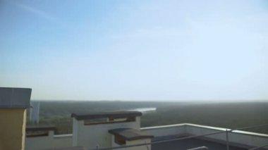 Balkonda kokteyl sohbeti yapan akıllı telefonlu hoşnutsuz genç adam, sorunlar.