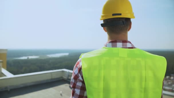 Superviseur de construction vérifiant le toit debout du bâtiment, contremaître professionnel — Video