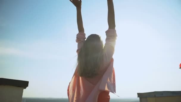 Mulher inspirada levantando as mãos no topo do telhado, começando novo dia, beleza matinal — Vídeo de Stock