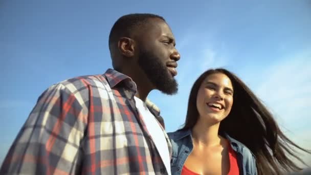 Multiracial turist par talar utomhus, njuter av utsikten från observationsdäcket — Stockvideo