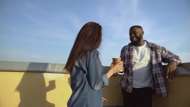 Casal multiétnico beber coquetéis e se familiarizar em casa terraço — Vídeo de Stock