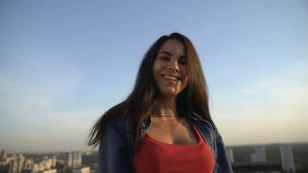 Sorrindo modelo feminino posando na câmera no topo do telhado, sessão de fotos, vista da cidade — Vídeo de Stock