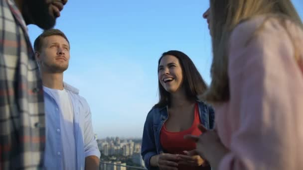 Multiracionális barátok beszélgetnek a teraszon, együtt töltik az időt, beszélgetnek — Stock videók