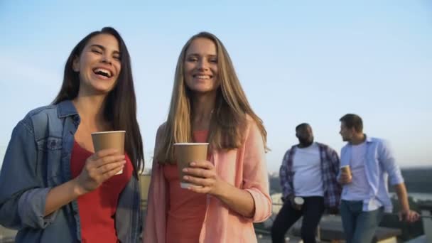 Усміхнені друзі-жінки з коктейлями, які дивляться на камеру, вечірку на даху, розслабляються — стокове відео