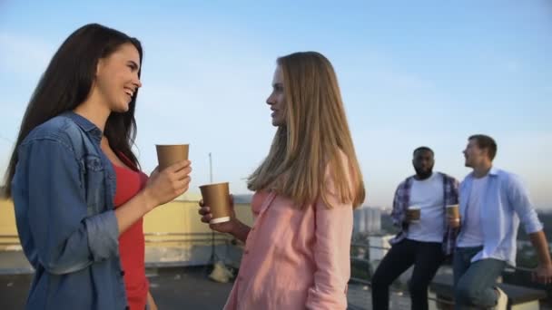 Vrolijke vrouwen die praten en lachen, samen tijd doorbrengen op het dakfeest — Stockvideo