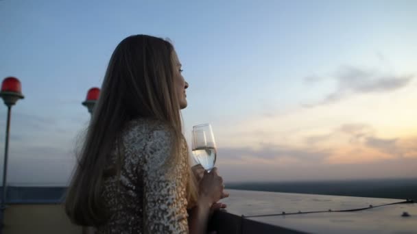 Gyönyörű nők pezsgőt isznak és nevetnek a tető party, szórakozás — Stock videók