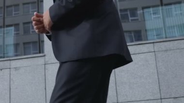 Diz ağrısı çeken bir iş adamı. Eklem iltihabı, sağlık sorunu.