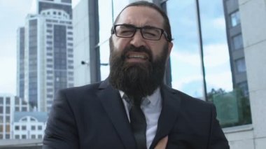 Göğüs ağrısı çeken orta yaşlı bir adam. Stresli bir işin sebep olduğu kalp krizi.