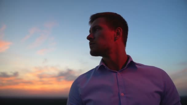 Thoughtful male standing against sunset view, motivation concept, achievement — ストック動画