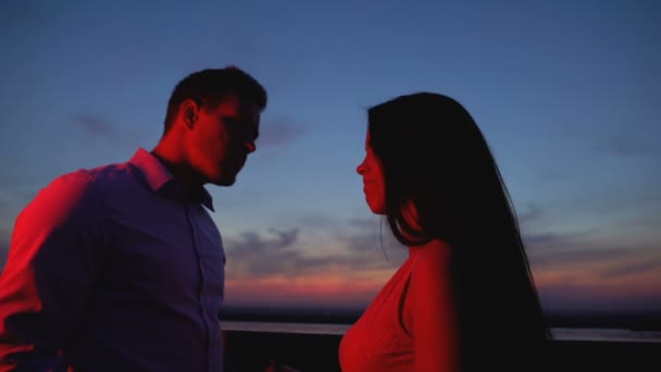 Дівчина розлучається з хлопцем на вечірній терасі, залишаючи його на самоті, відносини — стокове відео