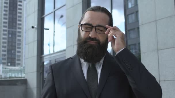Kranker Geschäftsmann nimmt Brille ab und reibt Schläfen mit Bluthochdruck — Stockvideo