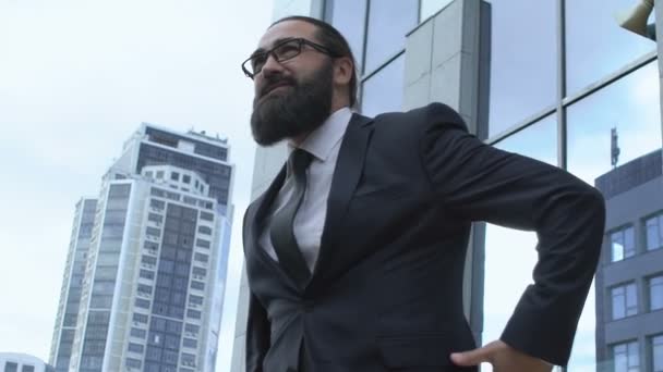 Kranker Geschäftsmann mit Rückenschmerzen, Rheuma durch sitzenden Lebensstil — Stockvideo