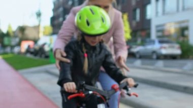 Anne destekleyici kız bisiklet sürmeyi, aile bakımını, akrabaları öğreniyor