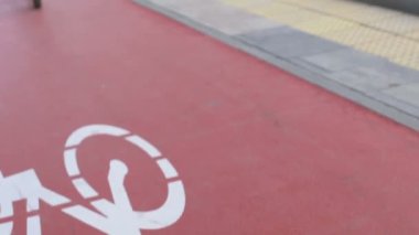 Bisiklet pistinde bisiklete binen mutlu beyaz kadın çocuk, aktif eğlence, spor