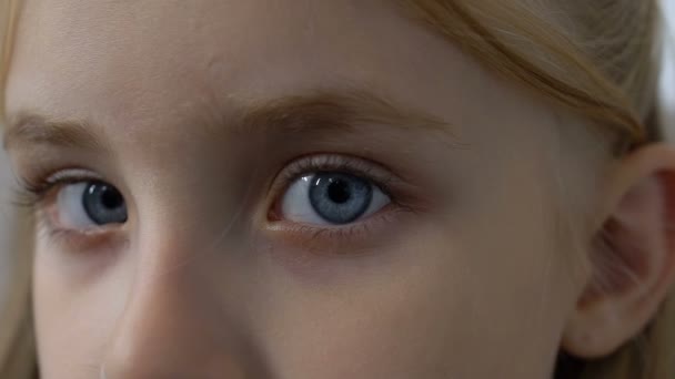 Fille caucasienne regardant caméra se sentant triste, solitude de l'enfant, enfant mélancolie — Video