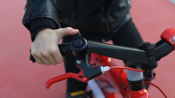 Escolar sonriente en casco presionando campana de bicicleta, actividad deportiva, hobby infantil — Vídeos de Stock