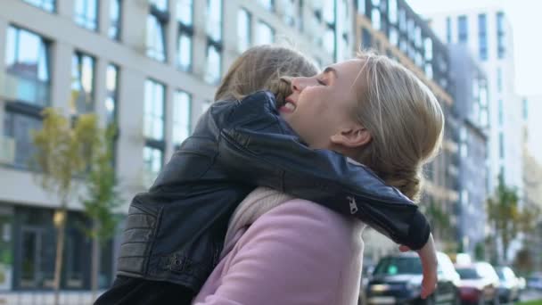Mulher feliz abraçando criança feminina ao ar livre, mãe amor incondicional, paternidade — Vídeo de Stock