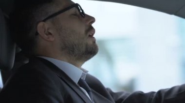 Hasta adamın otomobilde hapşırması, baca salgını sırasında ateşi olması, sağlık sorunu.