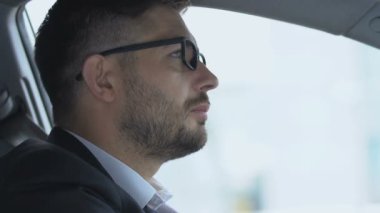 Fazla çalışan sürücü yol işaretlerini görmek için gözlük takıyor, görme sorunu var.
