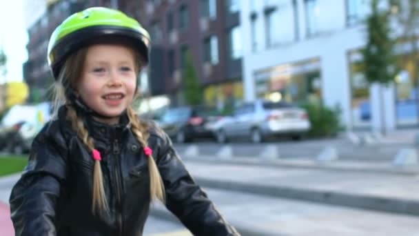 Söt kaukasisk kvinnlig barnhjälm ridning cykel njuta av sport hobby fritid — Stockvideo